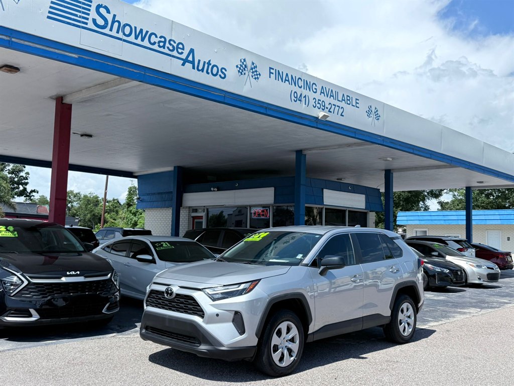 2024 Toyota RAV4 LE's photo